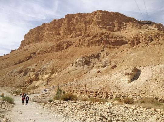 הליכה בשביל אבן למרגלות מצוק מדברי