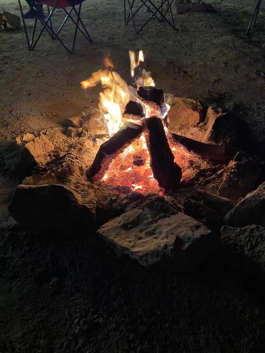 מדורה בוערת בלילה במחנה המדברי